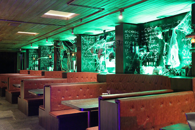 غذا خوردن در رستوران فرانکنشتاین